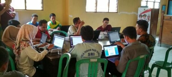 Admin Desa sedang mengikuti Pelatihan Website Desa di Kecamatan Comal.sumber Dokumentasi Tim PUSPINDES